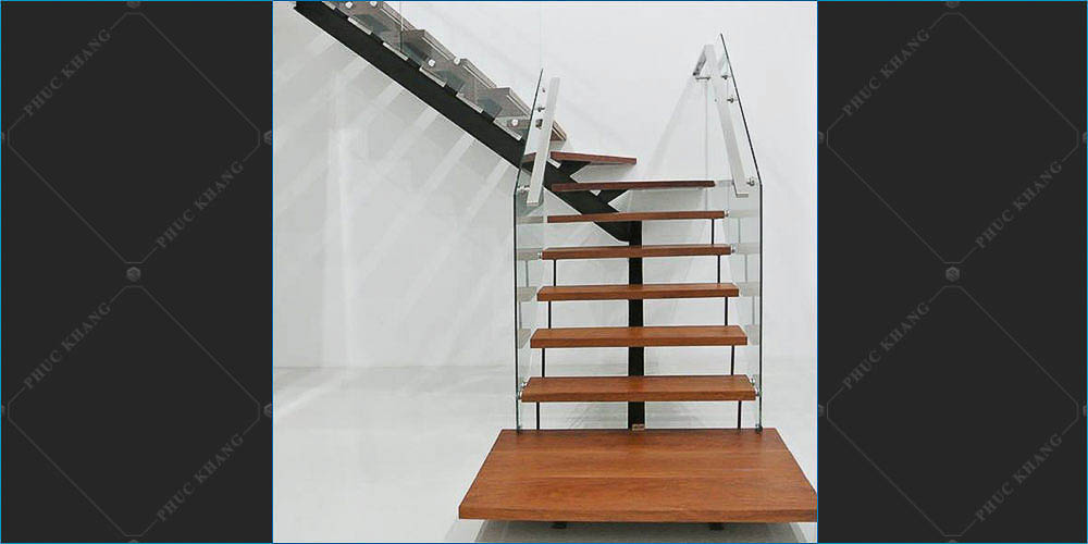 cầu thang bằng inox hộp kính cường lực