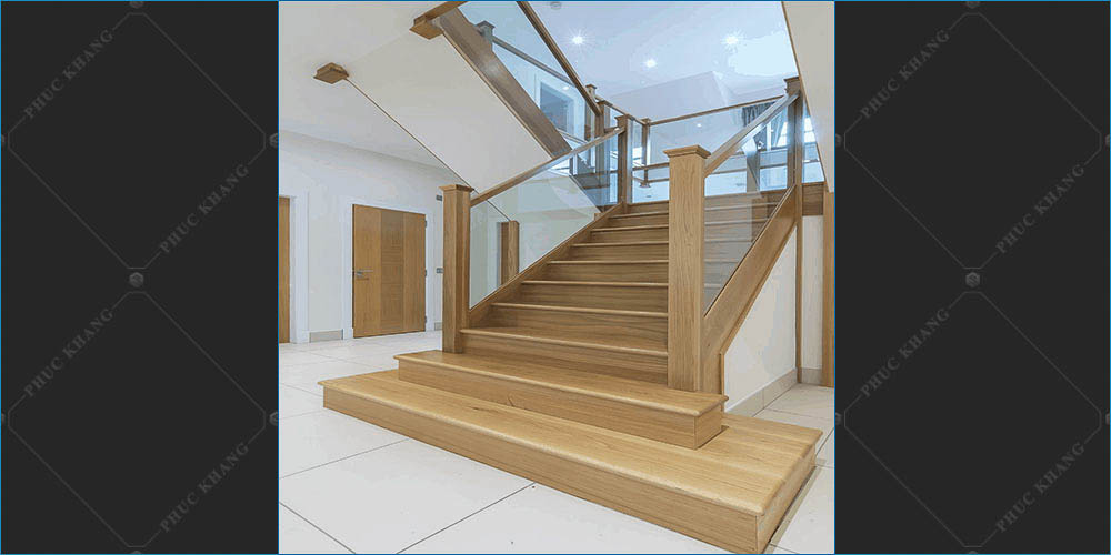 cầu thang bằng kính tay gỗ vuông